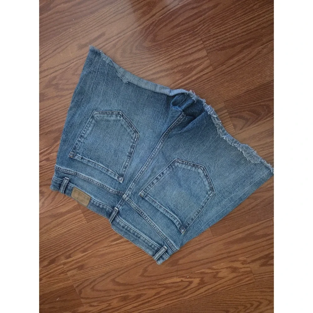 BKE Parker High Rise Distressed Denim Shorts Medium Wash Blue Womens Size 28